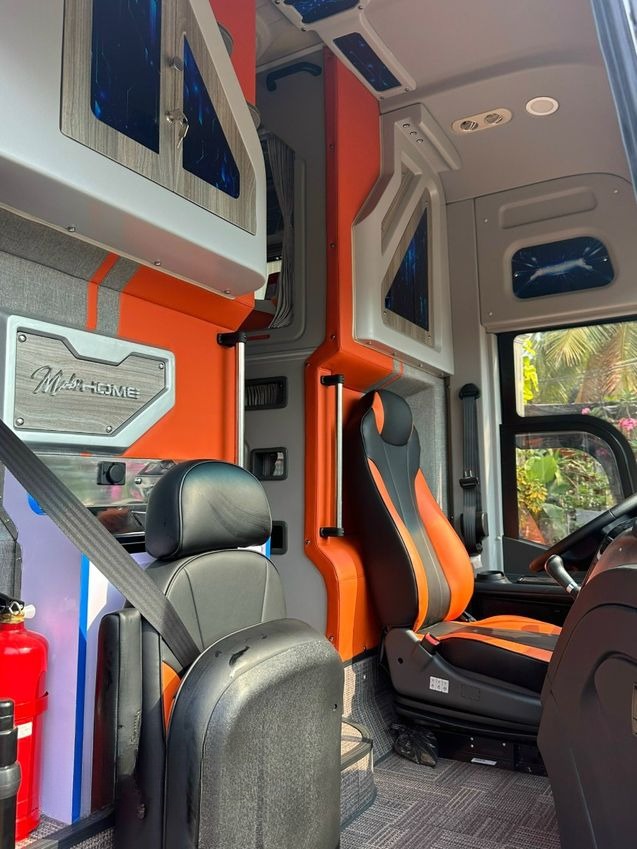 Xe Tài Phát Limousine Nội thất Limousine 24 Phòng Đôi
