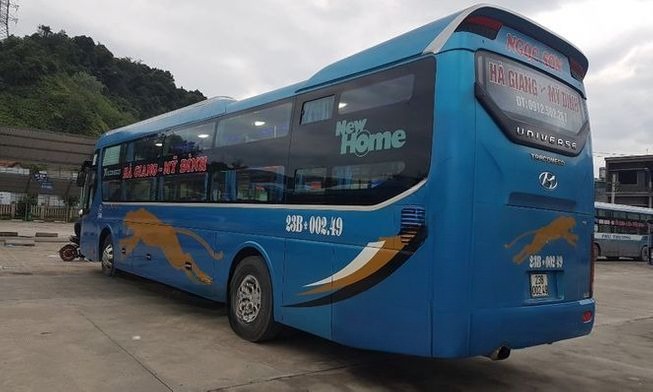 Xe Ngọc Sơn Mặt sau xe Bên hông xe Limousine 9 chỗ VIP
