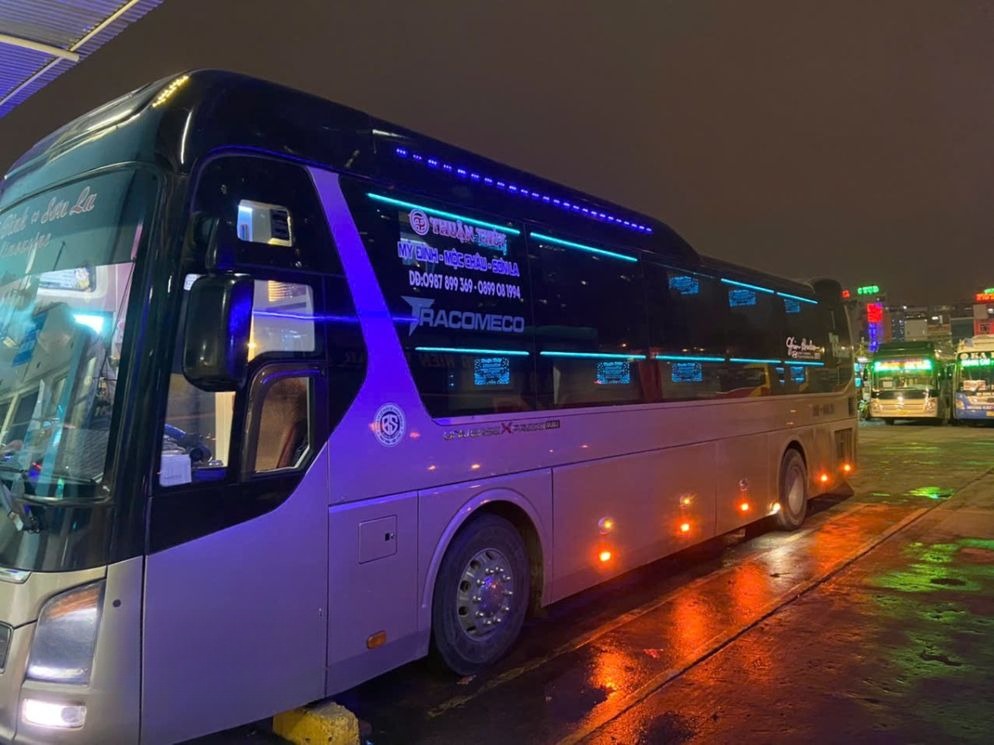 Xe Lovabus Bên hông xe Limousine giường nằm 20 chỗ