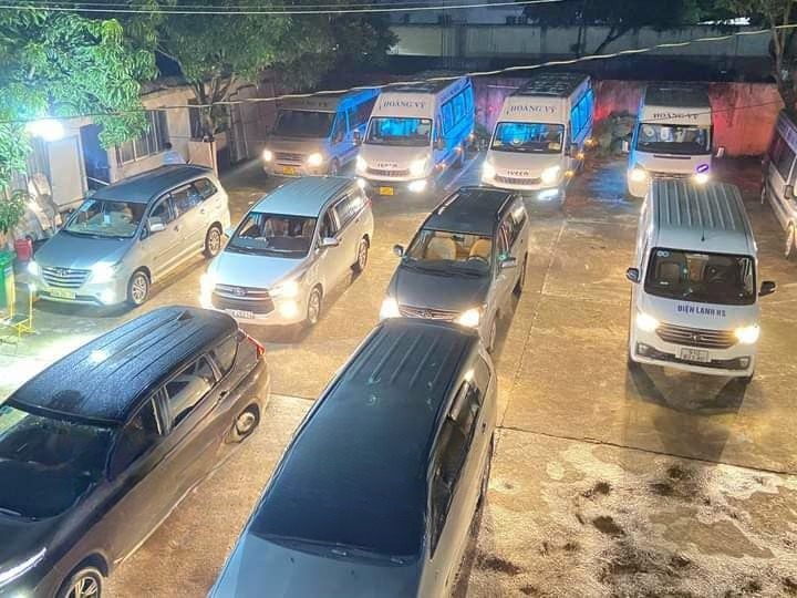 Xe Hoàng Vỹ Mặt trước xe Bên hông xe Limousine 10 chỗ