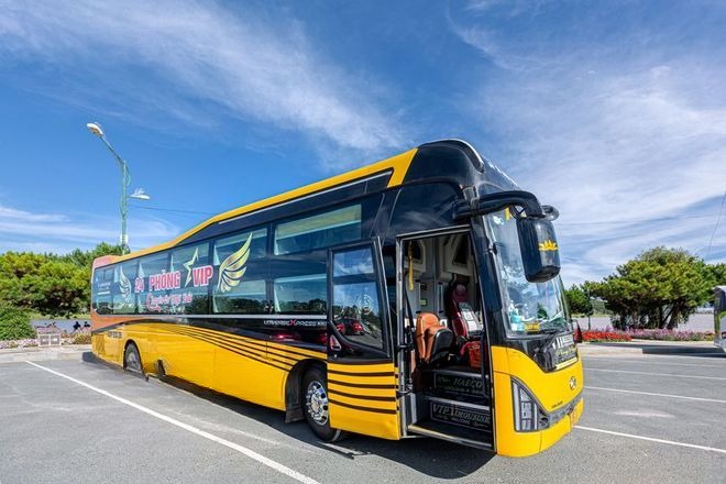 Xe Phong Phú Mặt trước xe Bên hông xe Limousine phòng đôi 22 chỗ