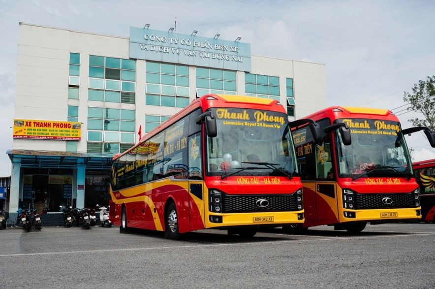 Xe Thanh Phong Mặt trước xe Bên hông xe Limousine 24 phòng