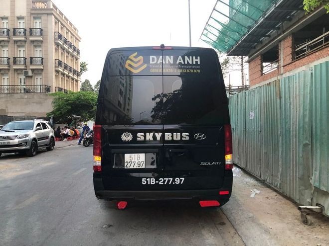 Xe Đan Anh Mặt sau xe Skybus Limousine 12 chỗ