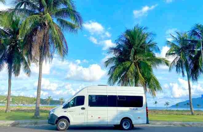 Xe iHome Travel Bên hông xe Limousine ghế ngồi 11 chỗ