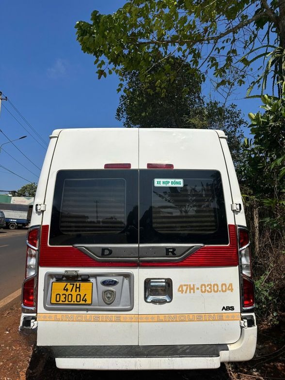 Xe Lovabus Mặt sau xe Limousine 9 chỗ