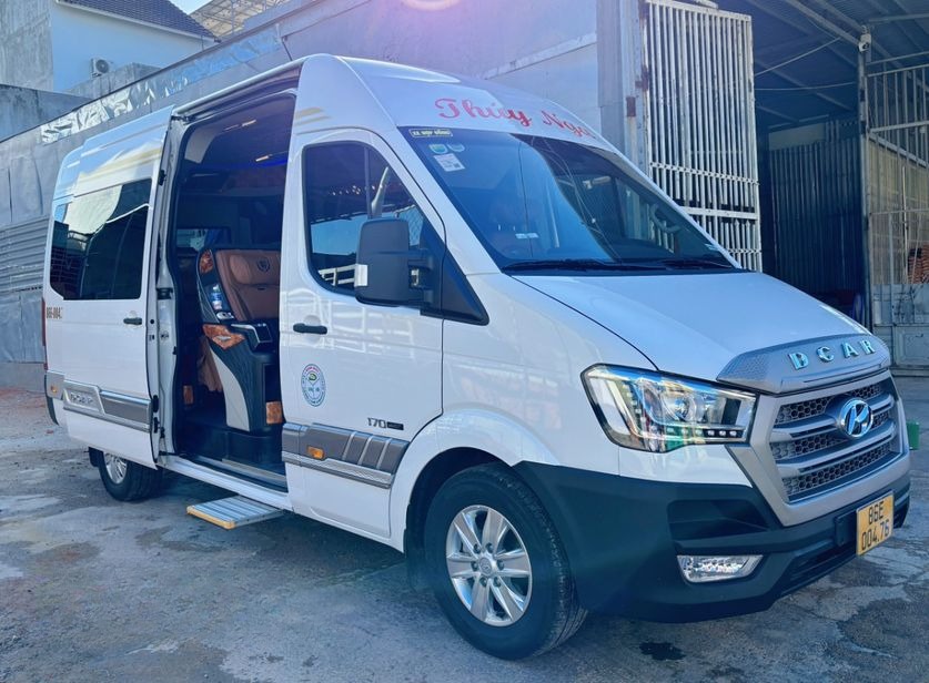 Xe Thúy Nga (Liên Hương) Bên hông xe Limousine 9 chỗ