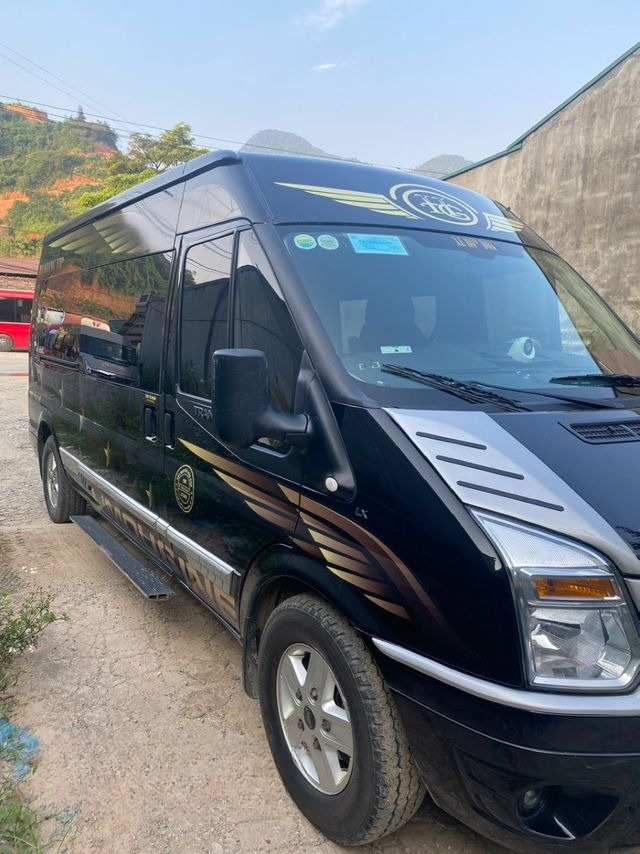 Xe Quang Nghị Bên hông xe Limousine 9 chỗ