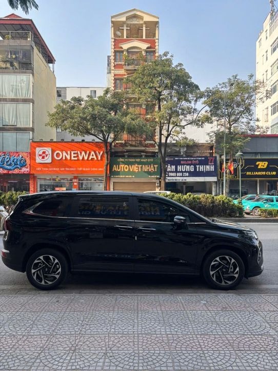 Xe Vũ Hằng Vip Sedan Bên hông xe Xe KIA 7 chỗ