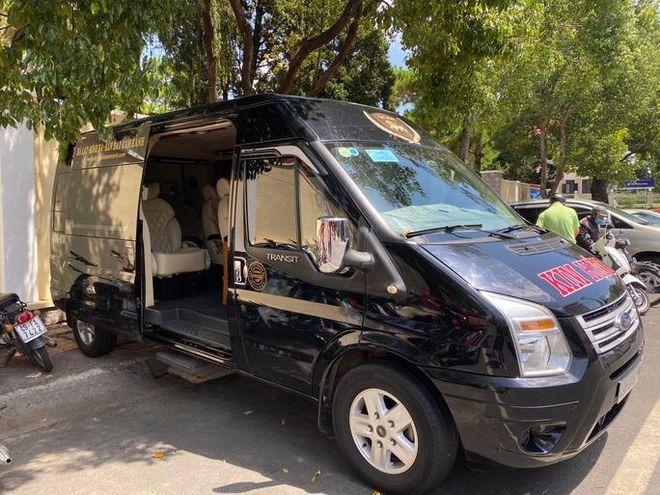 Xe Kim Hưng Mặt trước xe Bên hông xe Limousine 9 chỗ