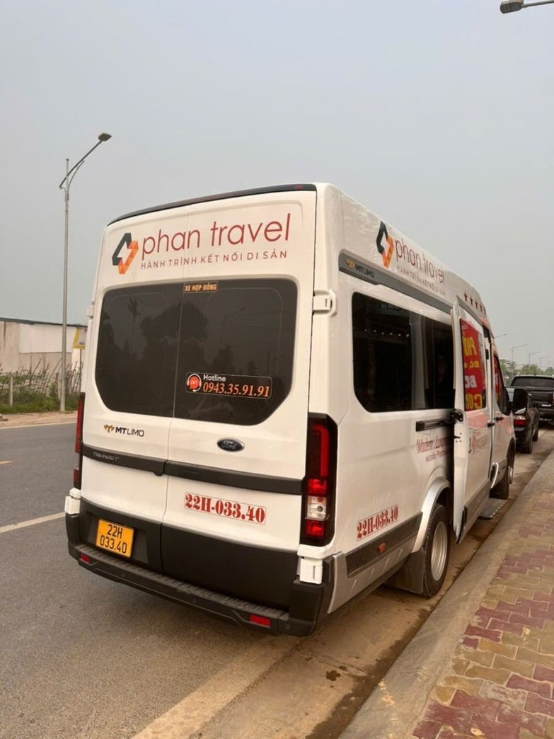Xe Phan Travel Bên hông xe Limousine 11 chỗ 