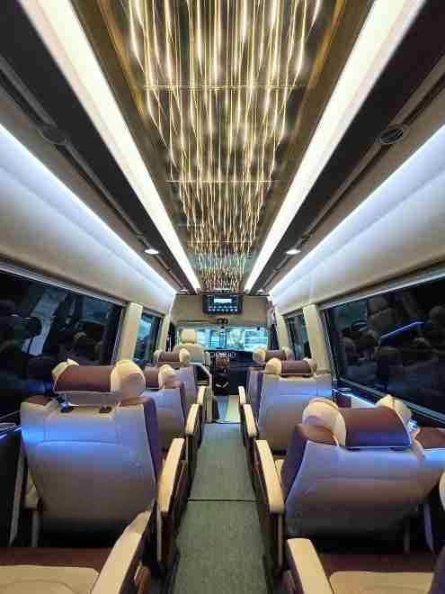 Xe Tiến Tiến Tiện ích Nội thất Limousine 11 chỗ