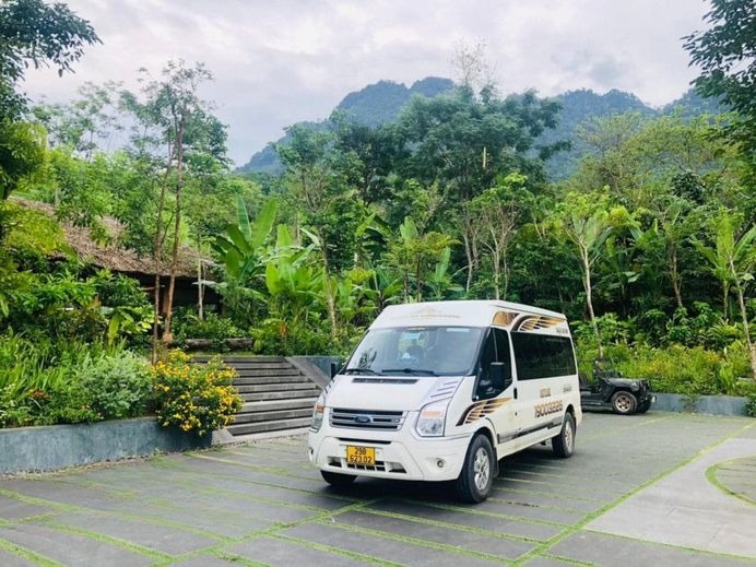 Xe Lovabus Mặt trước xe Bên hông xe Xe Starex 9 chỗ