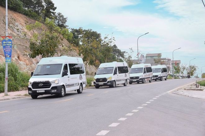 Xe Hoàng Khôi Limousine  Mặt trước xe Limousine 11 chỗ