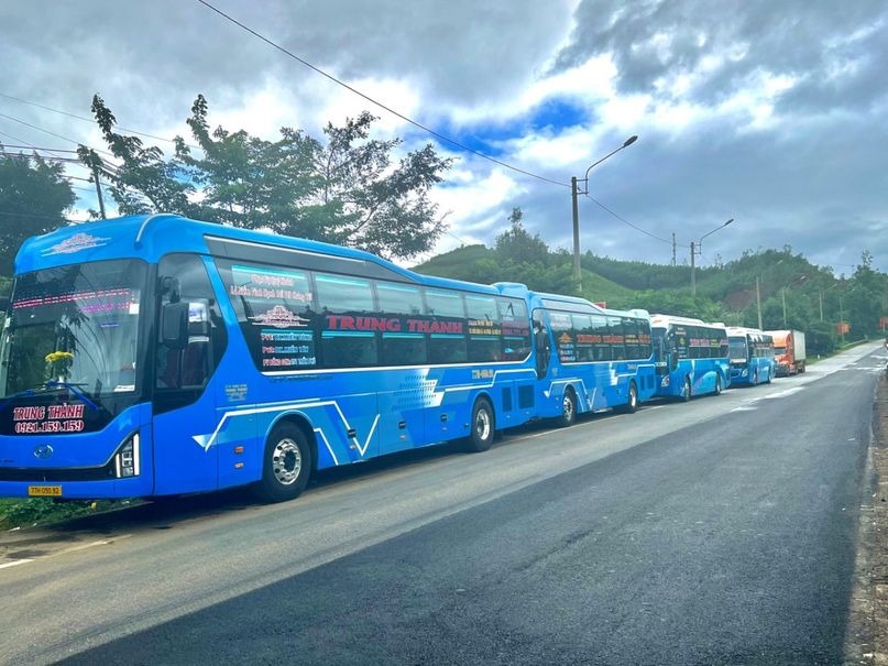 Xe Trung Thành Bên hông xe Mặt trước xe Limousine 24 phòng