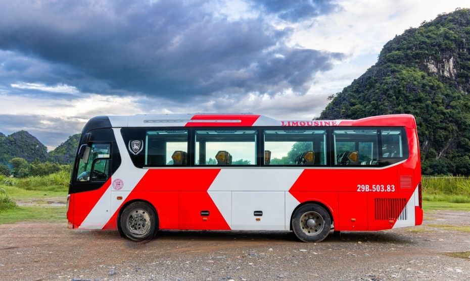 Xe Lovabus Bên hông xe Limousine 18 chỗ