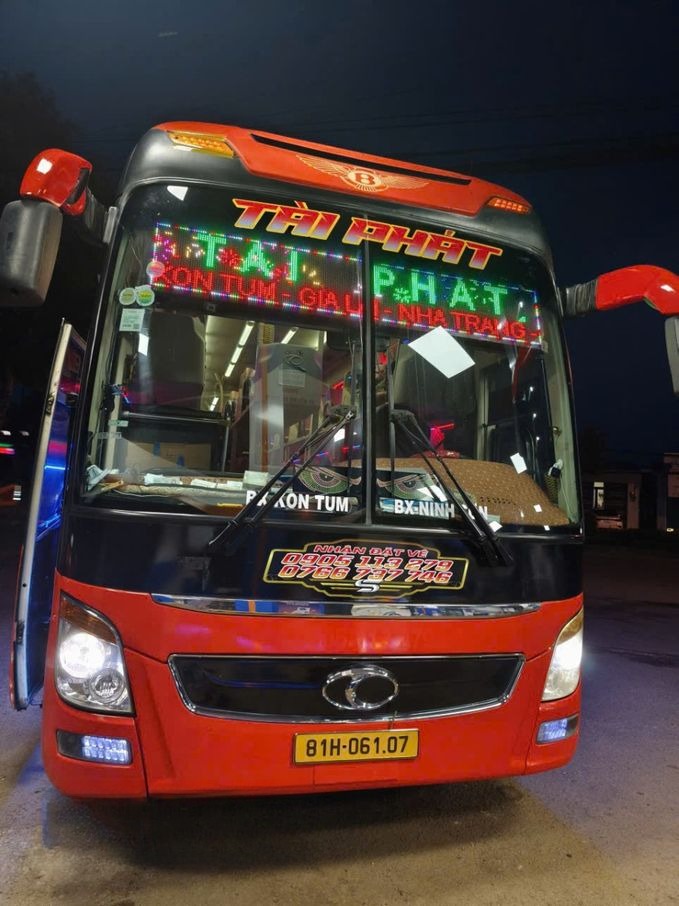 Xe Tài Phát Mặt trước xe Giường nằm Giường nằm 44 chỗ