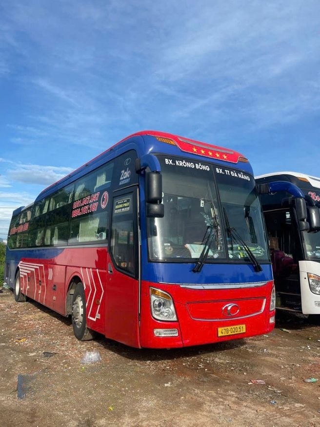 Xe Hoàng Phát (Đà Nẵng) Bên hông xe Mặt trước xe Giường nằm 44 chỗ