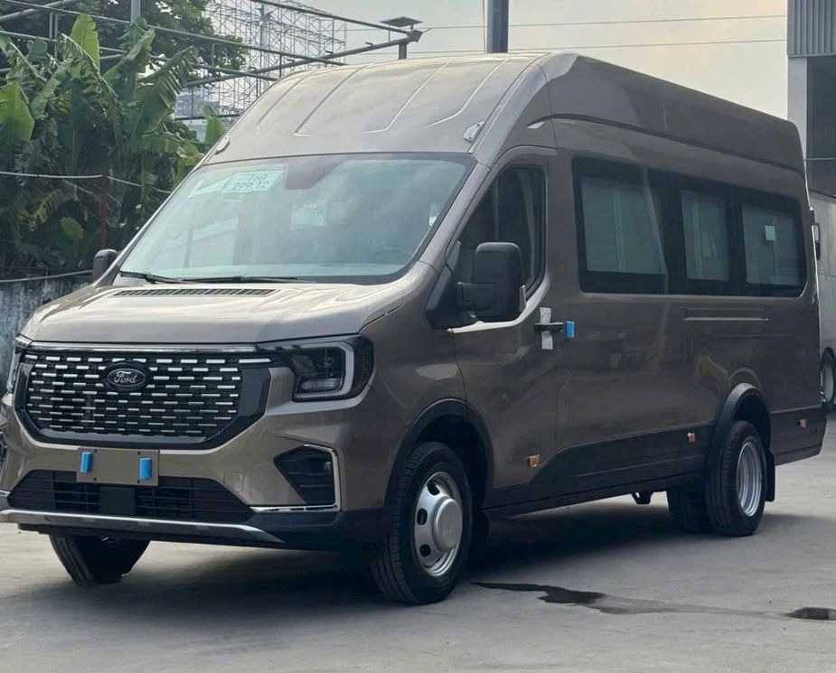 Xe Mỹ Loan Mặt trước xe Bên hông xe Ford 18 chỗ