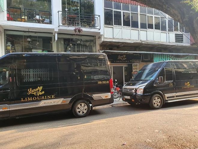 Xe Luxury Van Limousine Bên hông xe Limousine 12 chỗ VIP