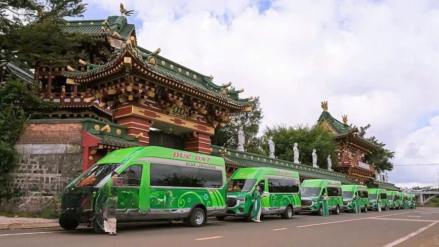 Xe Đức Đạt Bên hông xe Limousine 10 chỗ
