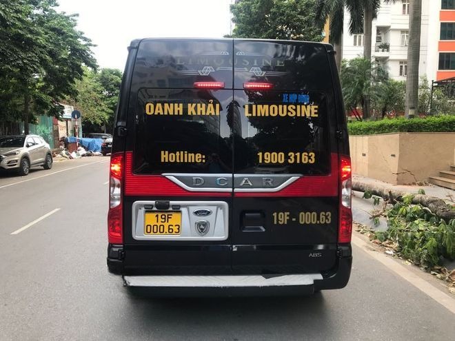 Xe Oanh Khải Limousine Mặt sau xe Limousine 9 chỗ