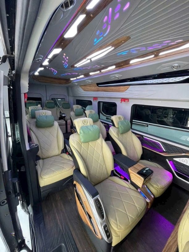 Xe Hoàng Thủy Ghế ngồi Nội thất Tiện ích Limousine 11 chỗ