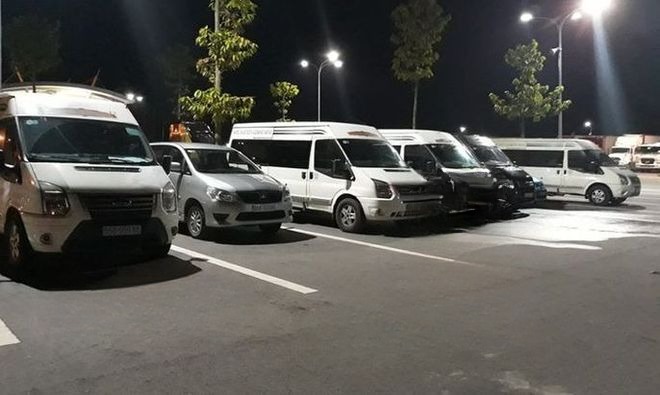Xe Lovabus Mặt trước xe Limousine 9 chỗ VIP