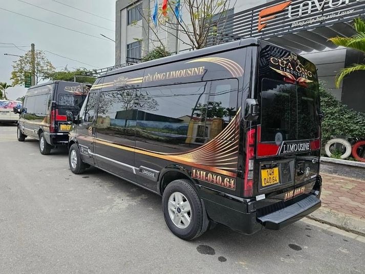 Xe Cửa Ông Limousine Bên hông xe 