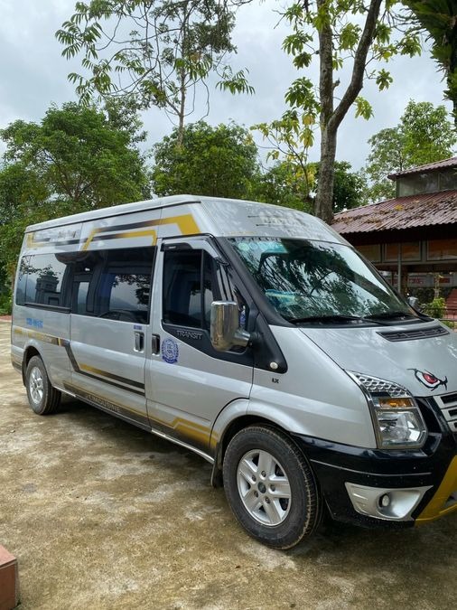 Xe Thắng Phong Limousine Bên hông xe Limousine 9 chỗ