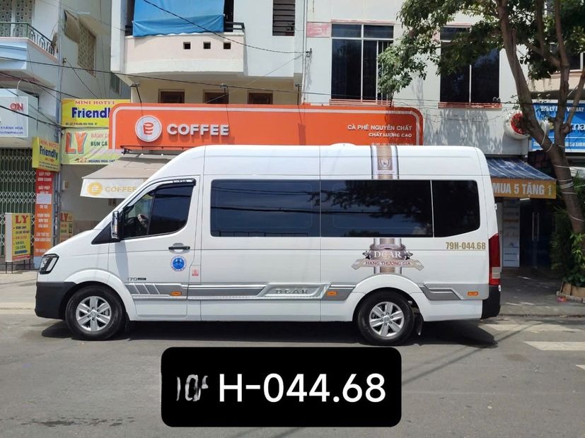 Xe VietNam Explore Bên hông xe Limousine 11 chỗ 