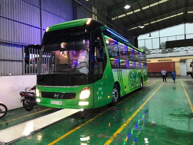 Xe Đức Đạt Mặt trước xe Limousine giường nằm 34 chỗ