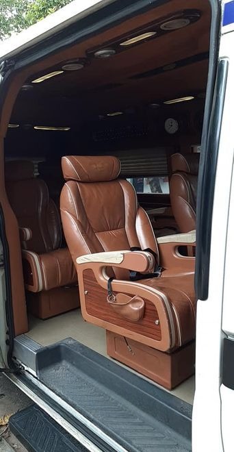 Xe Lovabus Bên hông xe Limousine 9 chỗ VIP