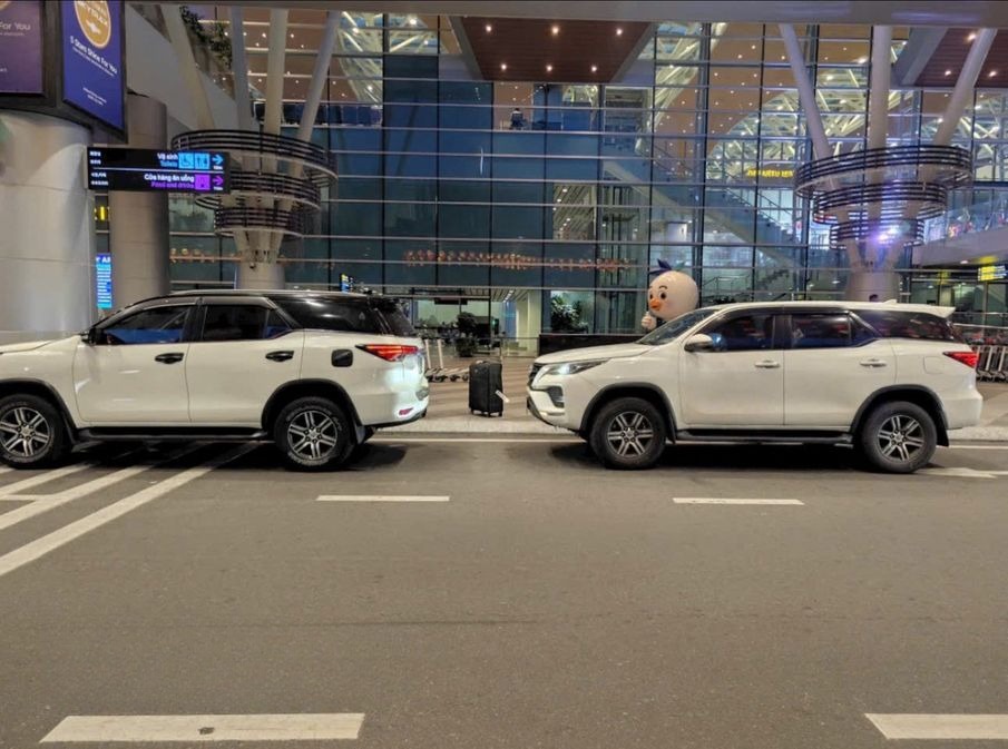 Xe Limousine Minh Trí Bên hông xe Fortuner 7 chỗ