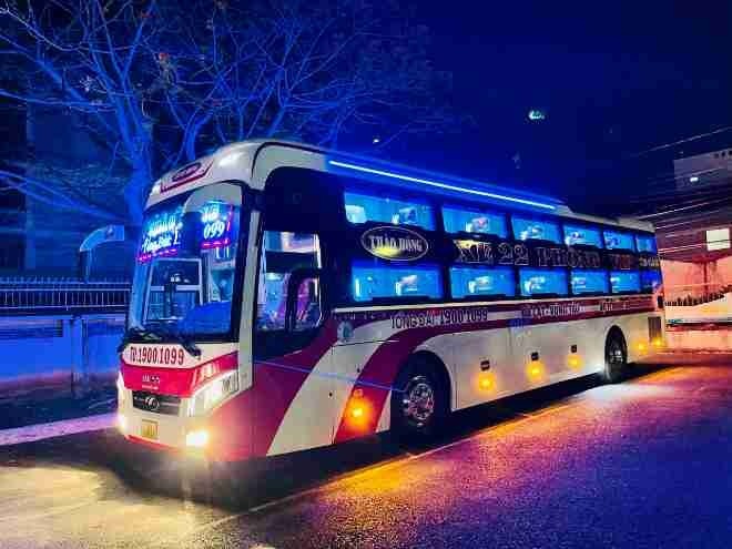 Xe Thảo Hồng Mặt trước xe Bên hông xe Xe 22 Phòng VIP