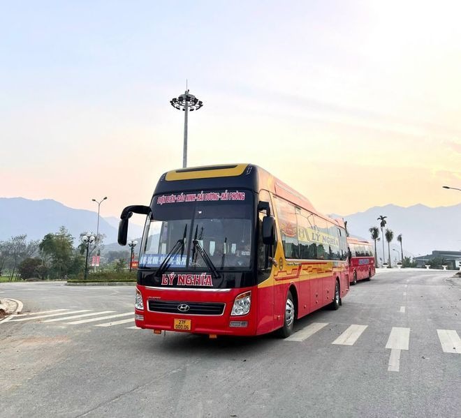 Xe Lý Nghĩa Mặt trước xe Giường nằm 40 chỗ