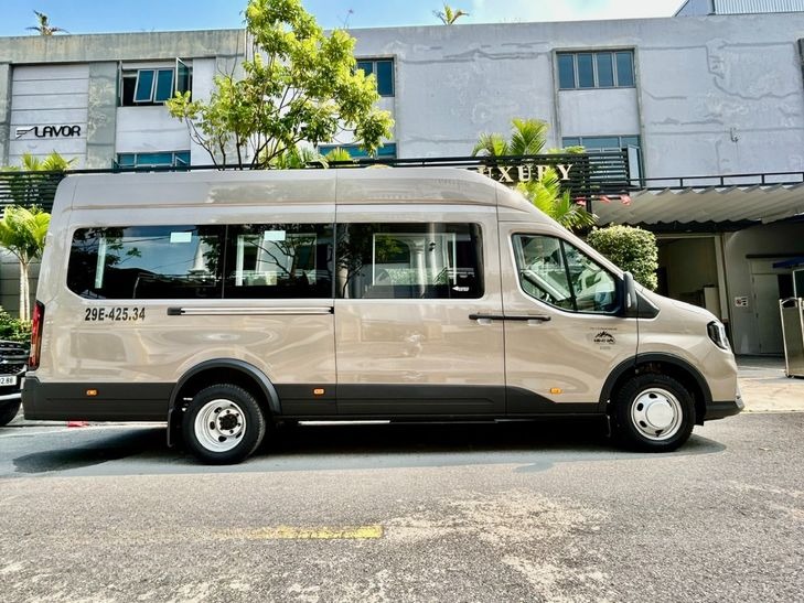 Xe Lovabus Bên hông xe Xe Limousine 11 chỗ