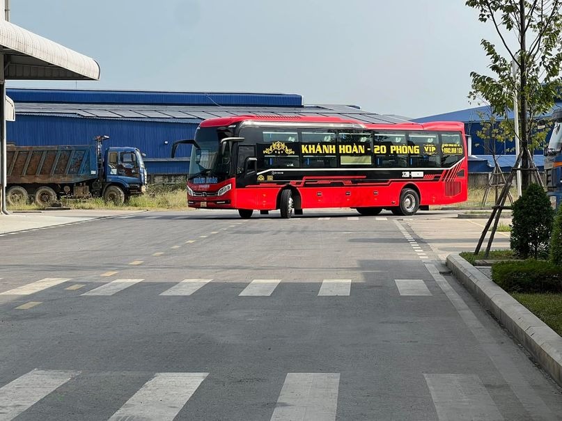Xe Khánh Hoàn (Nghệ An) Bên hông xe Mặt trước xe Limousine 22 Giường VIP