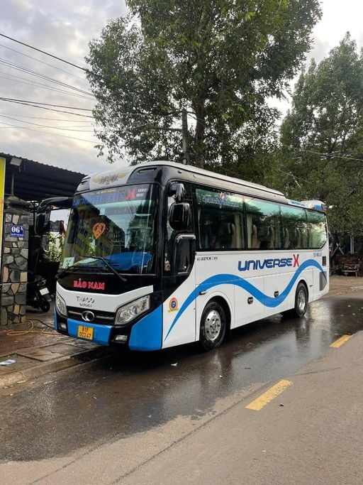 Xe Bảo Nam Mặt trước xe Bên hông xe Limousine 29 chỗ