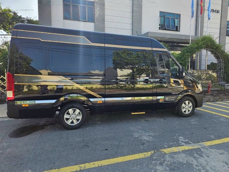 Xe Quang Minh Limousine Bên hông xe Limousine 9 chỗ