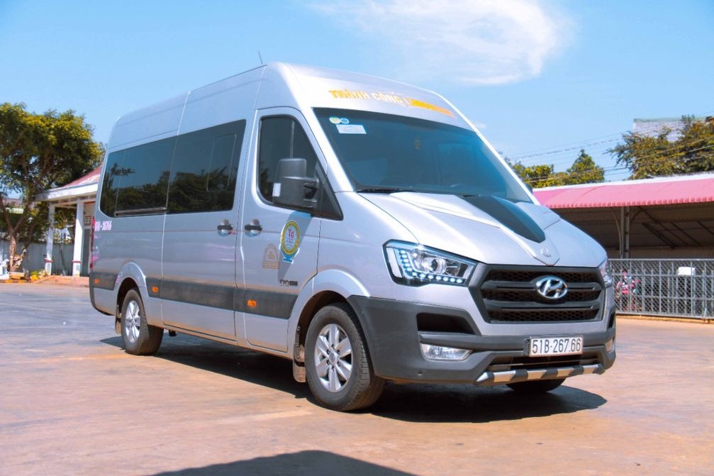 Xe Thành Công Bên hông xe Limousine 9 chỗ