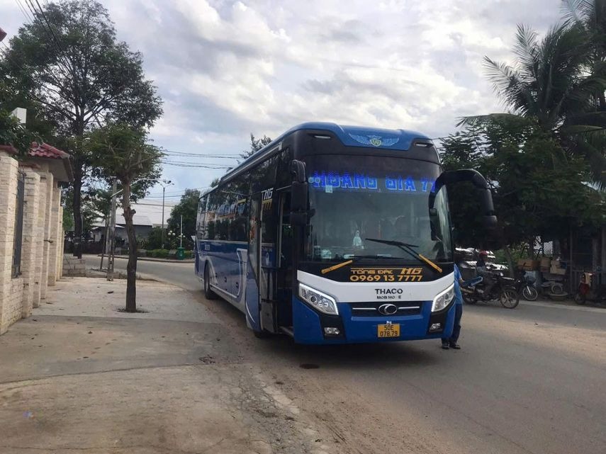 Xe Hoàng Gia 77 Mặt trước xe Bên hông xe Giường nằm 44 chỗ