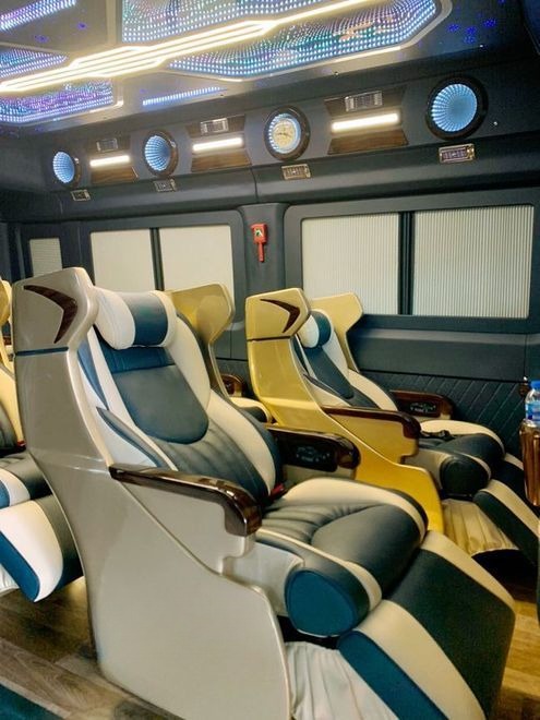 Xe Rạng Đông Ghế ngồi Nội thất Tiện ích Limousine Ghế Massage 11 chỗ