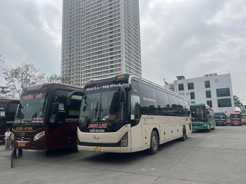 Xe Ngọc Anh (Sơn La) Bên hông xe Mặt sau xe Limousine 34 chỗ