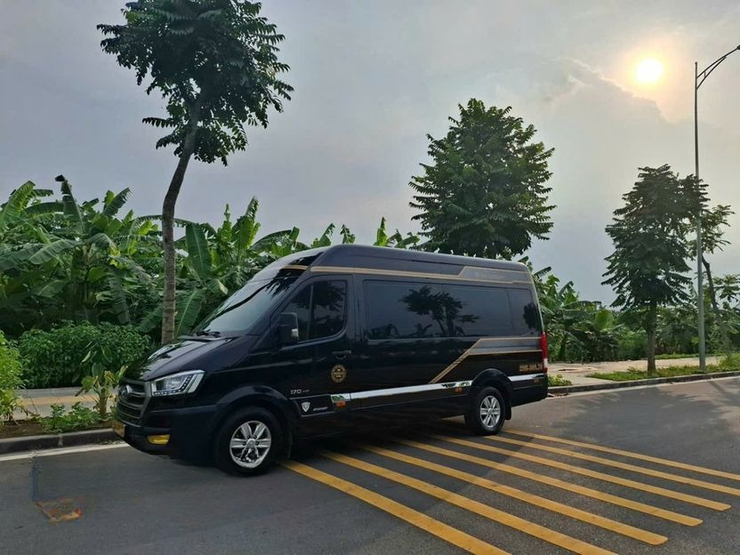 Xe Newstar Travel Mặt sau xe Limousine 9 chỗ