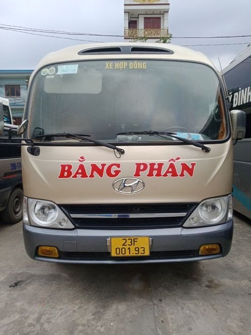 Xe Bằng Phấn Mặt trước xe Ghế ngồi 29 chỗ