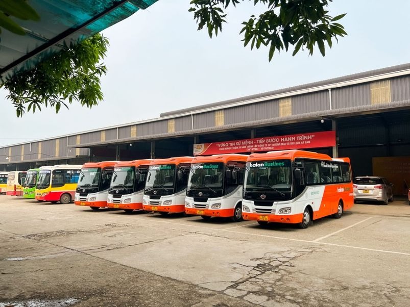 Xe Halan Buslines Bên hông xe Ghế ngồi 29 chỗ