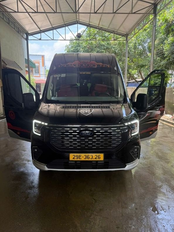 Xe Lovabus Mặt trước xe Limousine 10 chỗ