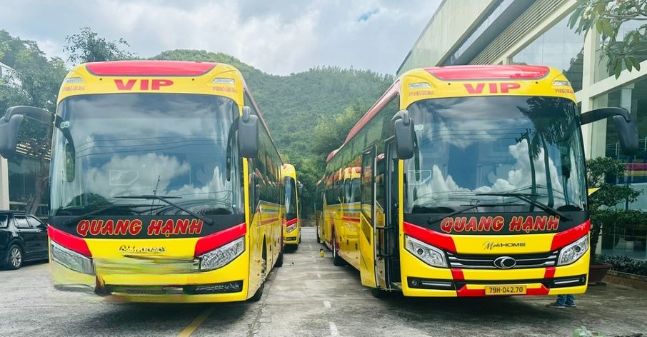 Xe Quang Hạnh Mặt trước xe Bên hông xe Limousine 22 phòng (WC)
