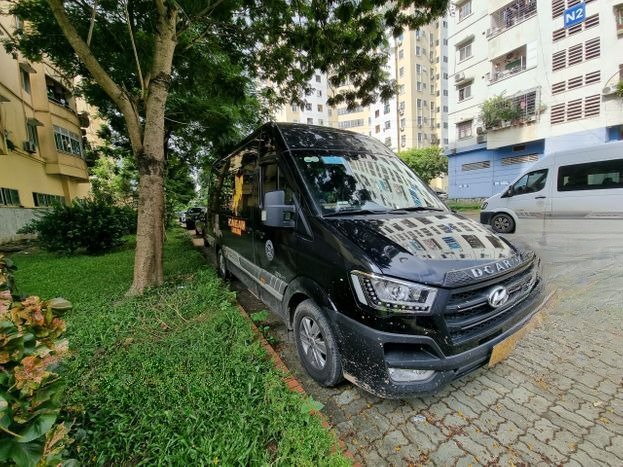 Xe Hoàng Anh Limousine Mặt trước xe Limousine 11 chỗ VIP