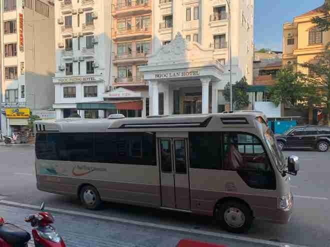 Xe Quang Nghĩa Bên hông xe Limousine 17 chỗ